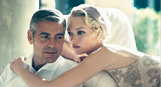 乔治·克鲁尼米兰拍广告 黑超皮衣摩托兜风不服老