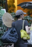 王菲名牌傍身举大蒲扇 “城乡结合”范儿很抢眼