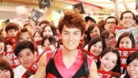 吴克群耍帅扮DJ献上打碟处女秀 自曝机场糗事