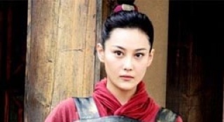 張馨予著戎裝半路奪愛(ài) “河?xùn)|獅”十年之后變兩只