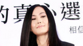 江蕙預(yù)告或?qū)⑼顺龈鑹?淚眼致歉歌迷稱難抉擇