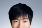 如果我說(shuō)劉翔是李小龍的后代，相信很多人都會(huì)信以為真。長(zhǎng)相和身材，渾身結(jié)實(shí)的肌肉，都是他們的明顯標(biāo)志。劉翔和楊子更是舉手投足間透著相似，最后我們明白了，他們也許在多年前就是“親戚”！