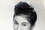 小將葉詩(shī)文無(wú)疑是本屆奧運(yùn)會(huì)的一大亮點(diǎn)，連奪兩金不說(shuō)，還并勇破世界紀(jì)錄，她的笑容也靦腆可愛(ài)。葉詩(shī)文和戲骨鄭佩佩頗有母子相，無(wú)論是臉型還是笑容，都如出一轍。想當(dāng)年鄭佩佩也是美人一個(gè)呢，很有古典氣質(zhì)，后輩葉詩(shī)文年紀(jì)尚小，以后的機(jī)會(huì)多多，也許有朝一日，會(huì)和鄭佩佩演母子呢!
