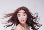 球風(fēng)凌厲、作風(fēng)硬朗、本就靚麗可愛(ài)的外形，讓人一下子就記住了女籃的趙爽。微笑女王鄭麗媛，相信看過(guò)《我的名字叫金三順》的人，都不會(huì)忘記她。兩個(gè)人都是愛(ài)笑的人，而且笑容都是那么富有感染力，如果你仔細(xì)看看她們的照片，就絕對(duì)會(huì)認(rèn)為她們是失散多年的姐妹！