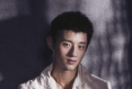 張繼科本屆奧運(yùn)會(huì)奪得了乒乓球男單金牌，成為了中國(guó)乒乓球的新一代領(lǐng)軍人。而要說(shuō)他像哪位明星，老藝術(shù)家馬三立當(dāng)然是首選，說(shuō)他是馬老的后人，也不為過(guò)。與林丹爭(zhēng)奪男子羽毛球單打冠軍的李宗偉也有點(diǎn)相像，尤其是咆哮、吶喊的時(shí)候，他就是我們心目中的英雄“咆哮帝”！