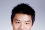 之所以說(shuō)兩個(gè)人長(zhǎng)得像，是他們都有一張“包子臉”，當(dāng)然是可愛(ài)的“包子臉”。 “難度王”何沖盡管已經(jīng)名聲在外，但何沖不認(rèn)為自己是個(gè)明星，不太會(huì)面對(duì)媒體訪問(wèn)，所以就讓比較會(huì)說(shuō)的陳思成來(lái)接受訪問(wèn)吧，誰(shuí)讓你們是“雙胞胎”呢！