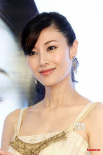 李嘉欣金色吊带装性感代言 自嘲大笑难免现皱纹