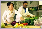 商界女強(qiáng)人孟京花(寧靜飾演)婚后一直未育，于是暗自聯(lián)系韓國(guó)大師到樂天酒店治療。來討賬的金太順(鄭京虎飾演)被喜哥(姚魯飾演)安排到海景房，誤以為京花是按摩女，而京花也把他當(dāng)成了韓國(guó)醫(yī)生。二人驢唇不對(duì)馬嘴，不檢點(diǎn)的金太順被半職業(yè)拳擊手京花一拳擊中。遭到重?fù)舻慕鹛槢]了呼吸，京花害怕向老錢求救。未想在同一酒店與小三凱蒂(孟瞳迪飾演)約會(huì)的老錢自身難保，正在央求喜哥不要把這事曝光，喜哥開價(jià)一百萬。央求逃離酒店的京花和四處借錢的老錢在電梯里相遇了，手足無措的她只能求助于老錢，一直以來的女強(qiáng)人形象也在一瞬間崩塌。最終強(qiáng)勢(shì)老婆對(duì)著出軌丈夫甩鞋，是退讓是寬容也是對(duì)婚姻的維護(hù)……