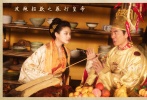 明朝正德皇帝為體察民情，微服私訪來到江南，在混戰(zhàn)中失憶，與江南鳳姐產(chǎn)生感情。鳳姐是一個(gè)非常潑辣的老板娘，手中常常提著皮鞭監(jiān)督手下的伙計(jì)干活，就連任賢齊扮演的皇帝都逃不過她的“魔爪”。平常沒有多少女人味，但很有老板娘的架勢(shì)，偶然真情流露，就能擄獲帝王心。
