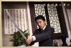 秋瑾（黃奕飾）出身書香世家，自小見識(shí)廣博，極愛祖國(guó)山河之美，打拳舞刀、騎馬射箭，巾幗不讓須眉。21歲下嫁湘潭首富王廷鈞（鄭嘉穎飾），但丈夫無心家事國(guó)事，秋瑾只得寫詩抒懷，后隨丈夫遷居北京，途中目睹京津一帶被八國(guó)聯(lián)軍摧殘得民不聊生，滿目瘡痍，歷歷在目。夫婦倆在中秋佳節(jié)吵起來，秋瑾憤然大打出手，最終離家出走，毅然選擇去日本留學(xué)……