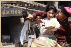 秋瑾（黃奕飾）出身書香世家，自小見識(shí)廣博，極愛祖國(guó)山河之美，打拳舞刀、騎馬射箭，巾幗不讓須眉。21歲下嫁湘潭首富王廷鈞（鄭嘉穎飾），但丈夫無心家事國(guó)事，秋瑾只得寫詩抒懷，后隨丈夫遷居北京，途中目睹京津一帶被八國(guó)聯(lián)軍摧殘得民不聊生，滿目瘡痍，歷歷在目。夫婦倆在中秋佳節(jié)吵起來，秋瑾憤然大打出手，最終離家出走，毅然選擇去日本留學(xué)……