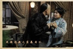 秋瑾（黃奕飾）出身書香世家，自小見識(shí)廣博，極愛祖國(guó)山河之美，打拳舞刀、騎馬射箭，巾幗不讓須眉。21歲下嫁湘潭首富王廷鈞（鄭嘉穎飾），但丈夫無心家事國(guó)事，秋瑾只得寫詩抒懷，后隨丈夫遷居北京，途中目睹京津一帶被八國(guó)聯(lián)軍摧殘得民不聊生，滿目瘡痍，歷歷在目。夫婦倆在中秋佳節(jié)吵起來，秋瑾憤然大打出手，最終離家出走，毅然選擇去日本留學(xué)……