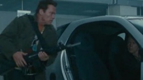 《敢死队2》中文片段 施瓦辛格徒手毁车扫射突围