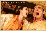 明朝正德皇帝為體察民情，微服私訪來到江南，在混戰(zhàn)中失憶，與江南鳳姐產(chǎn)生感情。鳳姐是一個(gè)非常潑辣的老板娘，手中常常提著皮鞭監(jiān)督手下的伙計(jì)干活，就連任賢齊扮演的皇帝都逃不過她的“魔爪”。平常沒有多少女人味，但很有老板娘的架勢(shì)，偶然真情流露，就能擄獲帝王心。