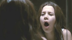 《恶灵入侵》曝光首支片段 少女口中长异物被吓哭
