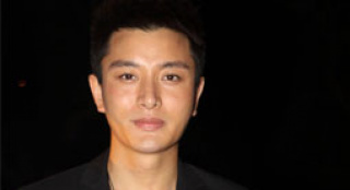 贾乃亮自曝养孩子揽粗活学换尿布 李小璐负责喂奶