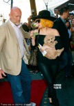 Lady GaGa秀美背纹身 抱爱犬似真空侧胸险走光