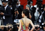 黄圣依2011年首次亮相威尼斯电影节就“一鸣惊人”。身着价值上亿元的“天珠装”走上红毯。“造价不菲”的天珠装集结了：天珠、布条、狐狸毛等的礼服，极尽奢华之能事。好在整体效果不错，成为了开幕式上最耀眼的一道风景线。