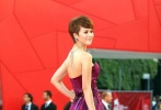 谭维维主演的电影《成都我爱你》作为威尼斯电影节历史上第三部华语闭幕影片，在威尼斯全球首映。谭维维从最初“超女”出道，到09年踏上影坛，并受邀来到国际电影节，可谓十分幸运。她在威尼斯红毯上以清新短发亮相，穿着也尽显高贵优雅。