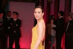 鄭秀文憑借《長(zhǎng)恨歌》來(lái)到威尼斯。骨瘦如柴的她在紅毯上顯得十分單薄。