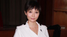 汤盈盈奉子成婚将嫁钱嘉乐 不舍工作亮相孕味十足