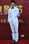 林志颖身穿白色西服显帅气 黑色领结添童真气质
