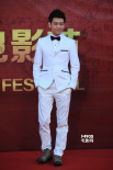 林志颖身穿白色西服显帅气 黑色领结添童真气质