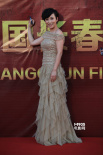 女星丁柳元身穿裸色飘逸长裙 齐露香肩添性感味