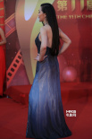 女演员李琳清凉装走红毯 吊带长裙尽显婀娜身姿