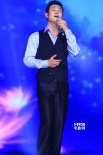 小沈陽(yáng)長(zhǎng)影節(jié)激情獻(xiàn)唱 登臺(tái)表演猶如“歌神”