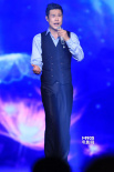 小沈陽(yáng)長(zhǎng)影節(jié)激情獻(xiàn)唱 登臺(tái)表演猶如“歌神”