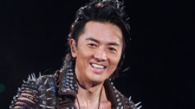 郑伊健开唱巫师造型惊艳四座 “女友”蒙嘉慧捧场