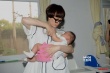 “甄嬛”孫儷探訪孤殘兒童 抱嬰兒喂奶不遺余力