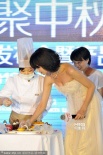 林志玲俯身爆乳春光大泄 穿低胸白裙代言似仙女