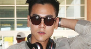 “太極”劇組抵達(dá)威尼斯 彭于晏機(jī)場搞怪變超人