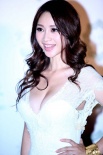 柳岩深V托爆乳呼之欲出 白百合秀香肩李湘爆肥