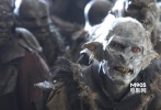 ???史詩般恢弘的《指環(huán)王》三部曲，故事起源于3000年前人類聯(lián)盟與半獸人大軍的戰(zhàn)役，聯(lián)盟取得勝利并獲得至尊魔戒。雖然半獸人與進階版的強獸人曾是咱的手下敗將，是黑暗魔君索倫的帳前小兵，但是作為與人類對立的強武力種族還是讓護戒使者們吃了不少苦頭。</br>???<strong>劇情簡介：</strong>比爾博?巴金斯是100多歲的哈比人，生性喜歡冒險，在年輕時的一次探險經(jīng)歷中，他從怪物咕嚕手中得到了魔戒，這枚戒指是黑暗魔君索倫打造的至尊魔戒，擁有奴役世界的邪惡力量，能夠統(tǒng)領其他幾枚力量之戒……