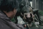 ???《漢江怪物》當年在韓國上映的時候，以“怪物”一般的速度刷新了各項記錄，創(chuàng)造了韓國影史的最高票房記錄。在擁有4878萬總人口的韓國，基本上平均4個人中就有一位觀賞過這部影片?？梢娔穷^長著蝗蟲口器，多重魚鰭，動作矯健如體操運動員的怪物有多受歡迎。</br>???<strong>劇情簡介：</strong>一天，人們聚集在漢江邊上，驚奇地發(fā)現(xiàn)攀在大橋的橋墩上，一只從未見過的不明怪物。突然怪物竄到了岸邊，沖進圍觀的人群中。男主角康斗的女兒被怪物抓走了，這個普通家庭遭受了空前的打擊，整個城市也如臨大敵，他們該如何面對怪物？