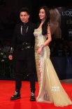 Angelababy威尼斯大秀美背 艳压“太极帮”型男