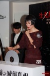 李冰冰否认被成龙占便宜 妩媚透视装参加首映