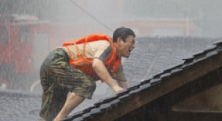 “雨中”王志飛遇難題 “摔”不合格導演親力示范