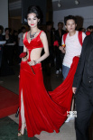 “万人迷”蓝燕 性感红色妖姬变身青春小萝莉