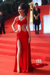 “万人迷”蓝燕 性感红色妖姬变身青春小萝莉