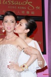 李冰冰蜡像驻港获得香吻 身着奥斯卡美人鱼装