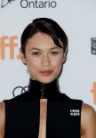 “邦女郎”中空顯平胸 “變態(tài)”艾比深V秀豪乳