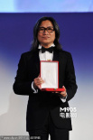 陳可辛率性登臺發(fā)表感言 坐在人群后面顯渺小