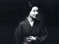 女人步上樓梯時(shí)