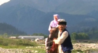 片場探班《伊犁河》 騎馬、養(yǎng)蜂回味獨(dú)特民族記憶
