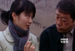 ???窮的叮當(dāng)響，長(zhǎng)年累月尿不出尿來(lái)，還被拖欠了好幾個(gè)月工錢的包頭兒絕對(duì)是一終極屌絲。廠里挖出來(lái)個(gè)稀世珍寶可把他給整慘了，雖說(shuō)幾波小偷大盜都蠢的離奇但架不住輪番折騰人啊。這不愁的嗓子抽煙抽啞了，臉給打破了，蓬頭垢面的撒丫子跑累了個(gè)半殘，幾度崩潰愁容滿面，這叫一個(gè)苦不堪言。</br>???<strong>劇情簡(jiǎn)介：</strong>重慶一間瀕臨倒閉的工藝品廠在拆倒舊廠房的時(shí)候，發(fā)現(xiàn)了廁所里的一件寶物：一塊價(jià)值連城的翡翠。廠里決定用這塊翡翠辦個(gè)展覽，賺些錢發(fā)拖欠了幾個(gè)月的工人工資，期間由保衛(wèi)科長(zhǎng)包世宏負(fù)責(zé)看守這件寶物。但國(guó)際大盜麥克與本地一幫小偷卻讓包世宏一籌莫展，他們各施其技接近翡翠，展覽館開(kāi)始了一場(chǎng)明爭(zhēng)暗斗的較量……