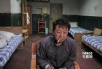 ???窮的叮當(dāng)響，長(zhǎng)年累月尿不出尿來(lái)，還被拖欠了好幾個(gè)月工錢的包頭兒絕對(duì)是一終極屌絲。廠里挖出來(lái)個(gè)稀世珍寶可把他給整慘了，雖說(shuō)幾波小偷大盜都蠢的離奇但架不住輪番折騰人啊。這不愁的嗓子抽煙抽啞了，臉給打破了，蓬頭垢面的撒丫子跑累了個(gè)半殘，幾度崩潰愁容滿面，這叫一個(gè)苦不堪言。</br>   <strong>劇情簡(jiǎn)介：</strong>重慶一間瀕臨倒閉的工藝品廠在拆倒舊廠房的時(shí)候，發(fā)現(xiàn)了廁所里的一件寶物：一塊價(jià)值連城的翡翠。廠里決定用這塊翡翠辦個(gè)展覽，賺些錢發(fā)拖欠了幾個(gè)月的工人工資，期間由保衛(wèi)科長(zhǎng)包世宏負(fù)責(zé)看守這件寶物。但國(guó)際大盜麥克與本地一幫小偷卻讓包世宏一籌莫展，他們各施其技接近翡翠，展覽館開(kāi)始了一場(chǎng)明爭(zhēng)暗斗的較量……